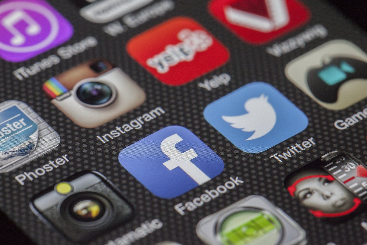 hero-gallery-02 Close-up image of various social media app icons on a smartphone screen.